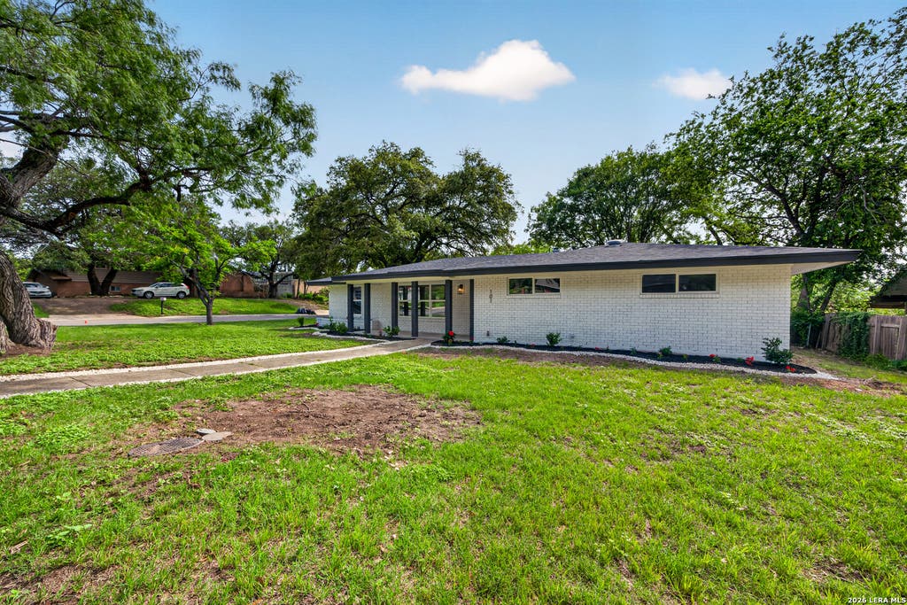 Photo of 101 Twinleaf Ln, Castle Hills, TX 78213 (MLS # 1962422)