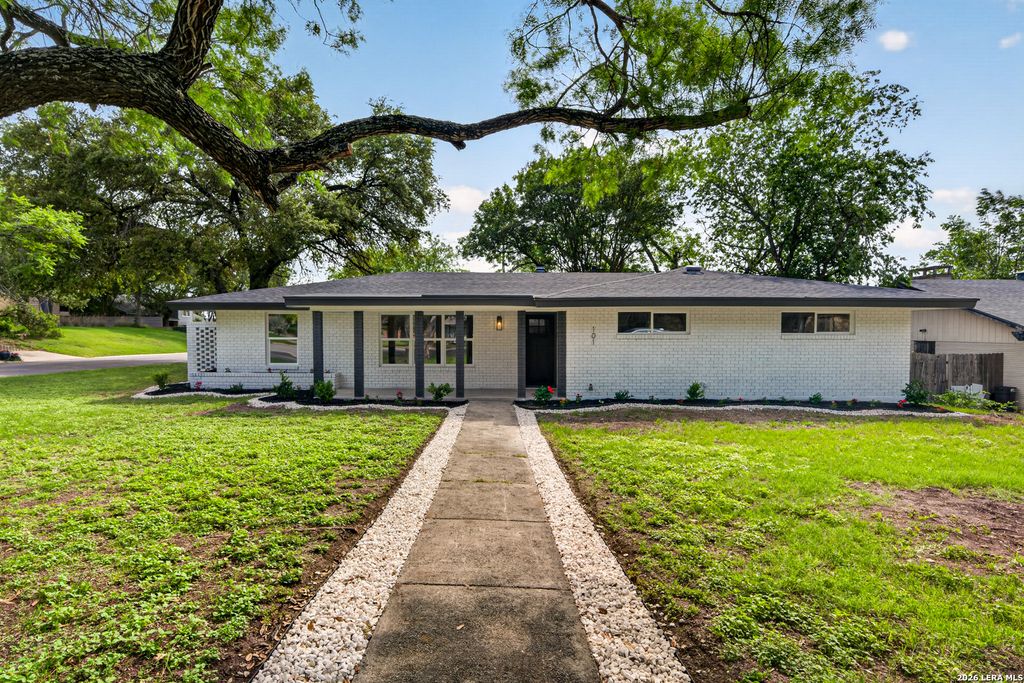Photo of 101 Twinleaf Ln, Castle Hills, TX 78213 (MLS # 1962422)
