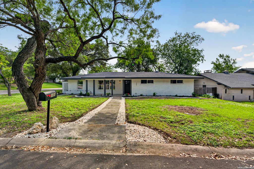 Photo of 101 Twinleaf Ln, Castle Hills, TX 78213 (MLS # 1962422)
