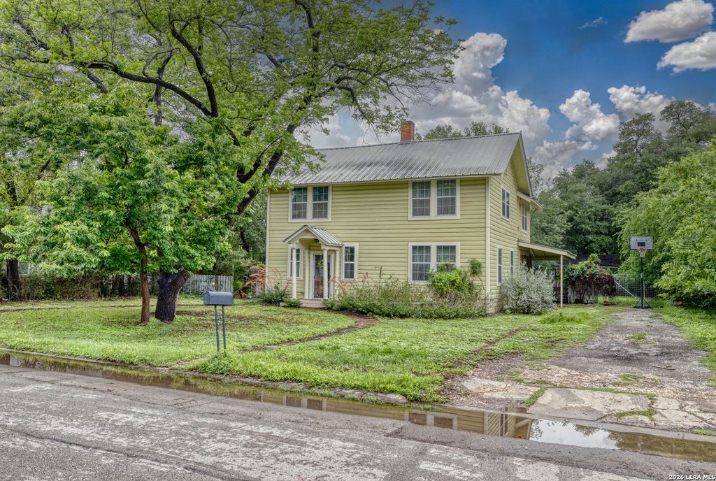 Photo of 218 W Leona St, Uvalde, TX 78801 (MLS # 1960767)