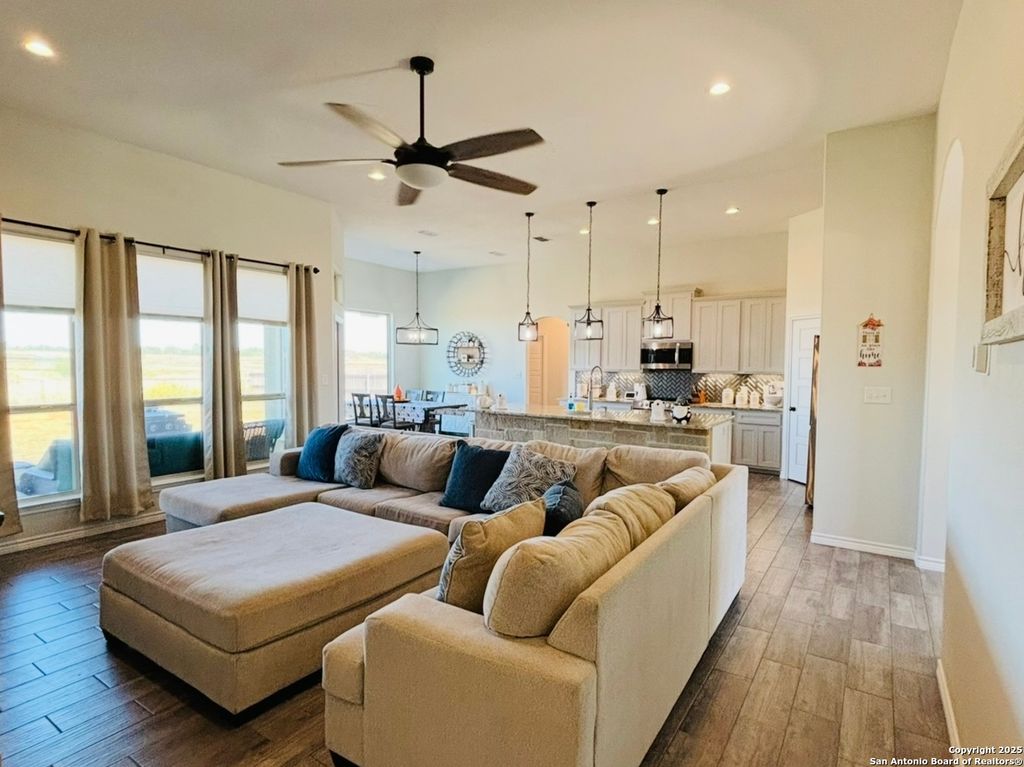 Photo of 1704 Vista View Dr, Pleasanton, TX 78064 (MLS # 1909040)