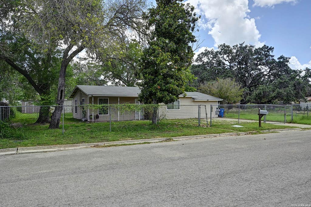 Photo of 904 San Antonio, Pleasanton, TX 78064 (MLS # 1991624)