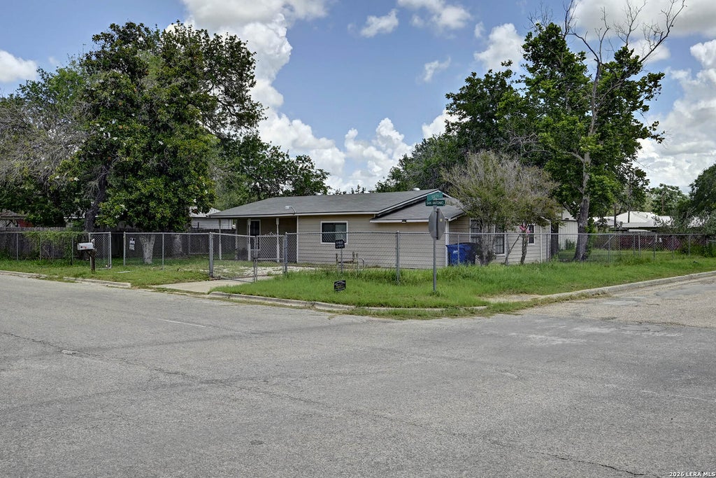 Photo of 904 San Antonio, Pleasanton, TX 78064 (MLS # 1991624)