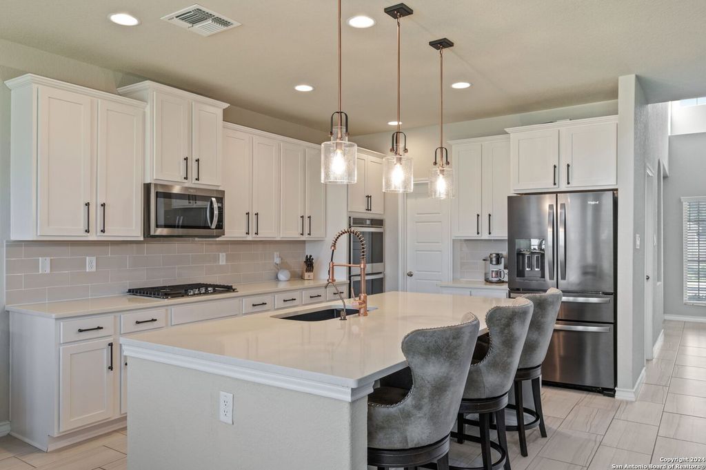 Photo of 8927 WHIMSEY RDG, Fair Oaks Ranch, TX 78015 (MLS # 1932658)