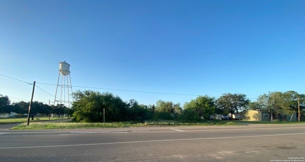 102 E LEONA ST, DILLEY, TX 78017 - Image 50b7eceab51496b80a02db155c2b5ff2/2888521475
