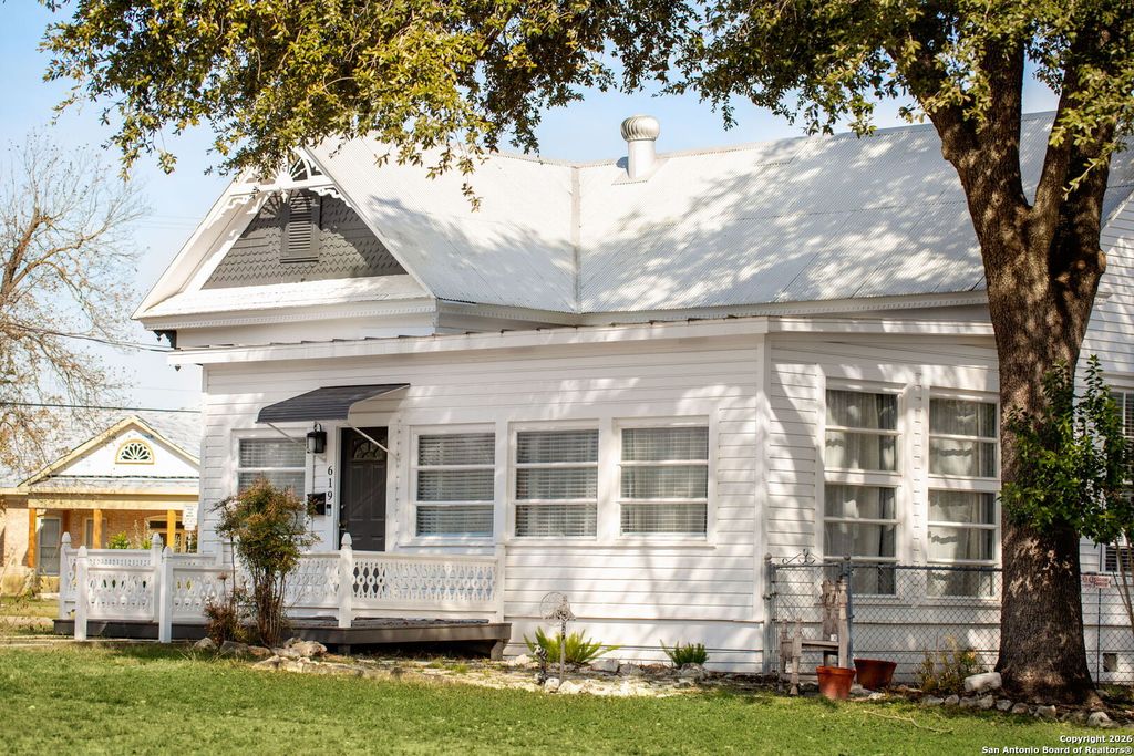 Photo of 619 Comal, New Braunfels, TX 78130 (MLS # 1934342)