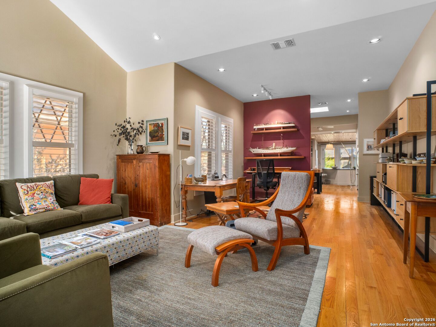 725 E Woodlawn Avenue