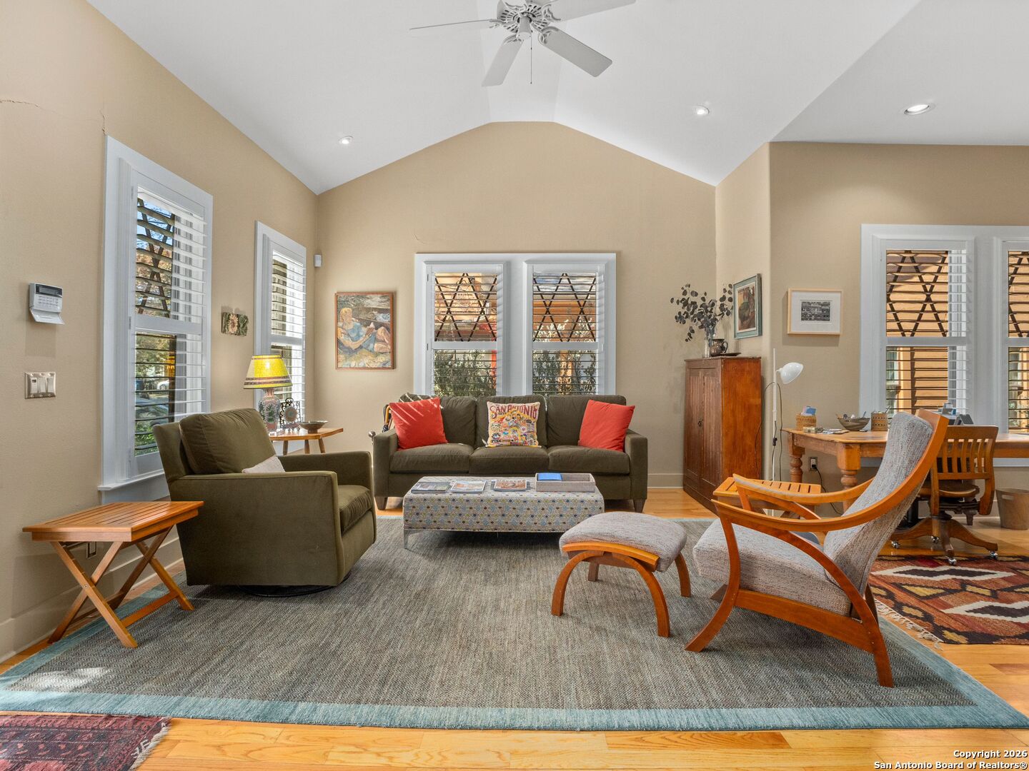 725 E Woodlawn Avenue