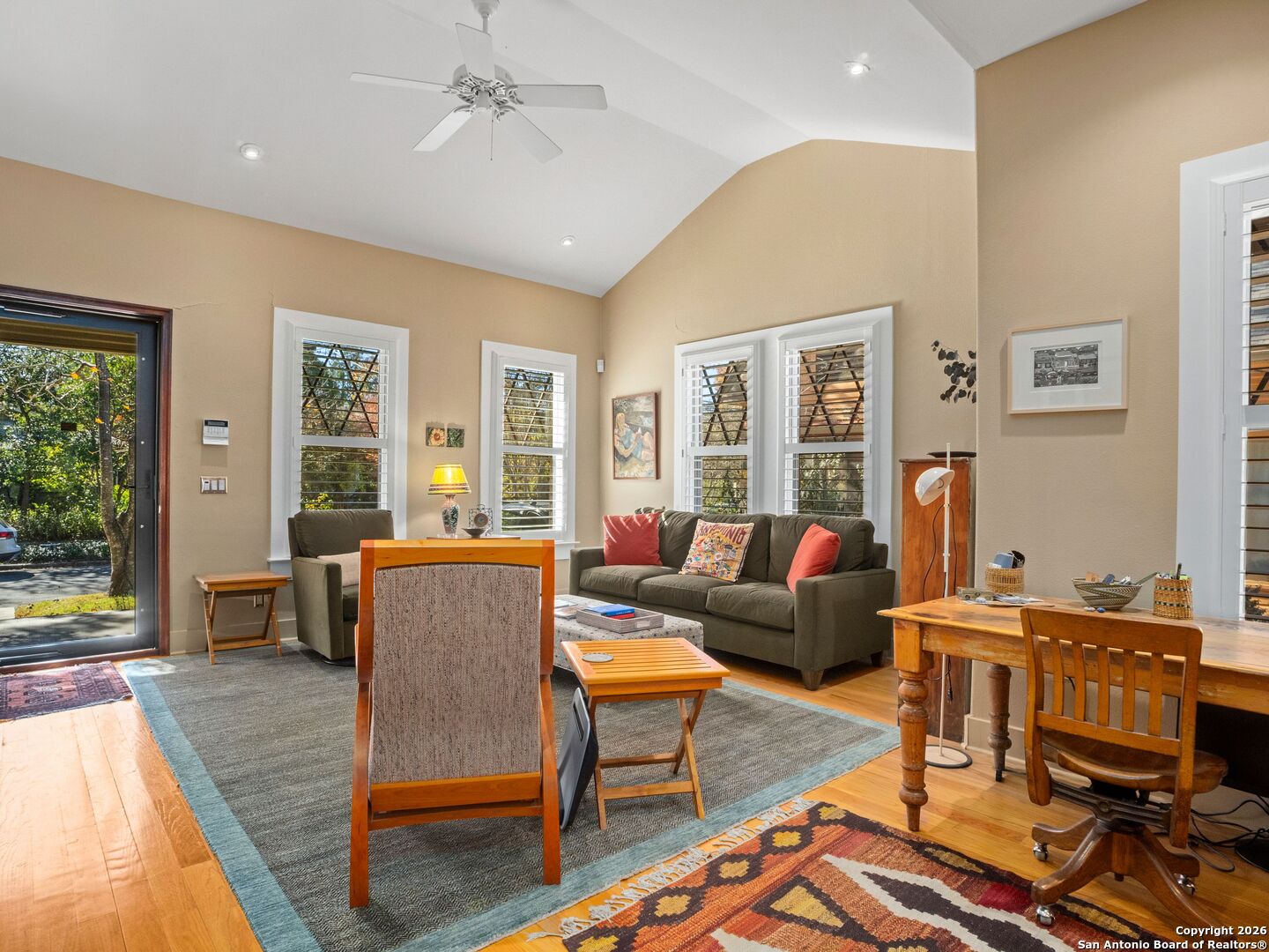 725 E Woodlawn Avenue