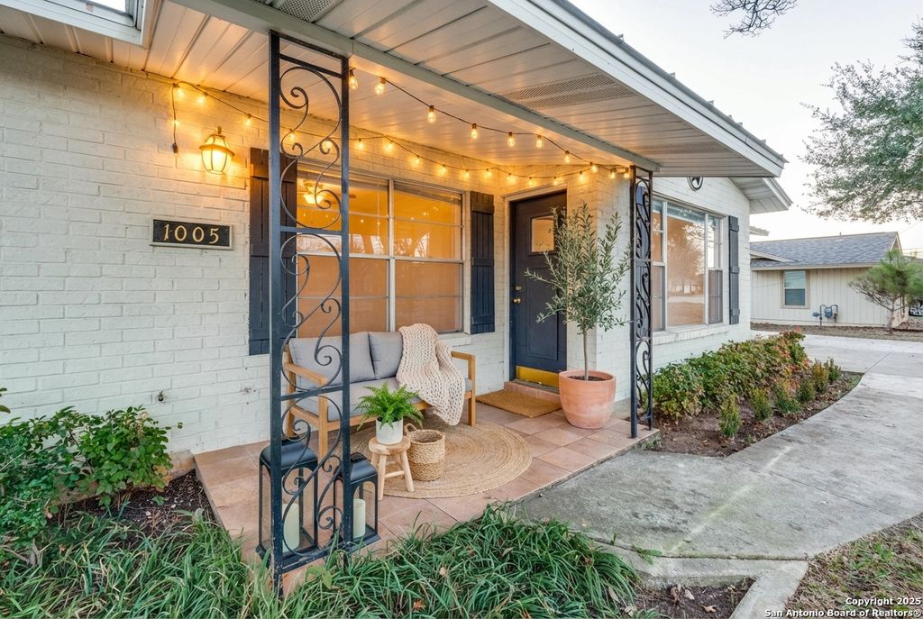 Photo of 1005 E Blanco, Boerne, TX 78006 (MLS # 1930130)