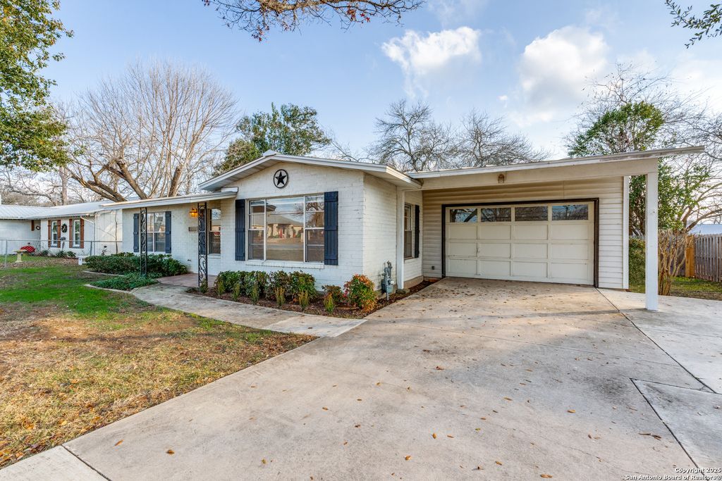 Photo of 1005 E Blanco, Boerne, TX 78006 (MLS # 1930130)