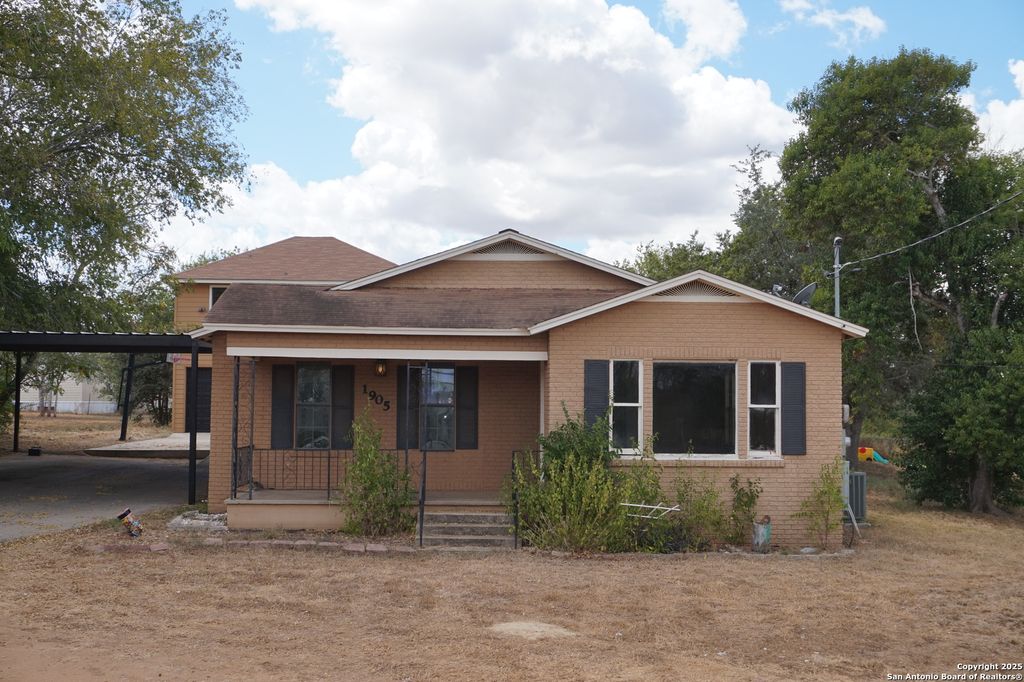 Photo of 1905 3rd, Floresville, TX 78114 (MLS # 1909892)