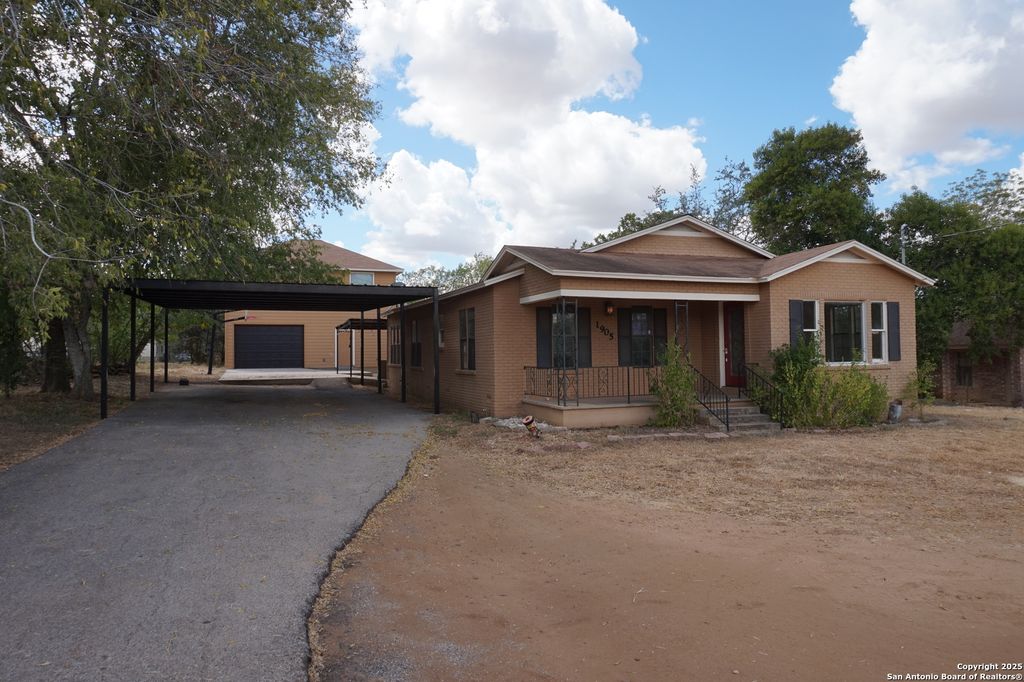 Photo of 1905 3rd, Floresville, TX 78114 (MLS # 1909892)