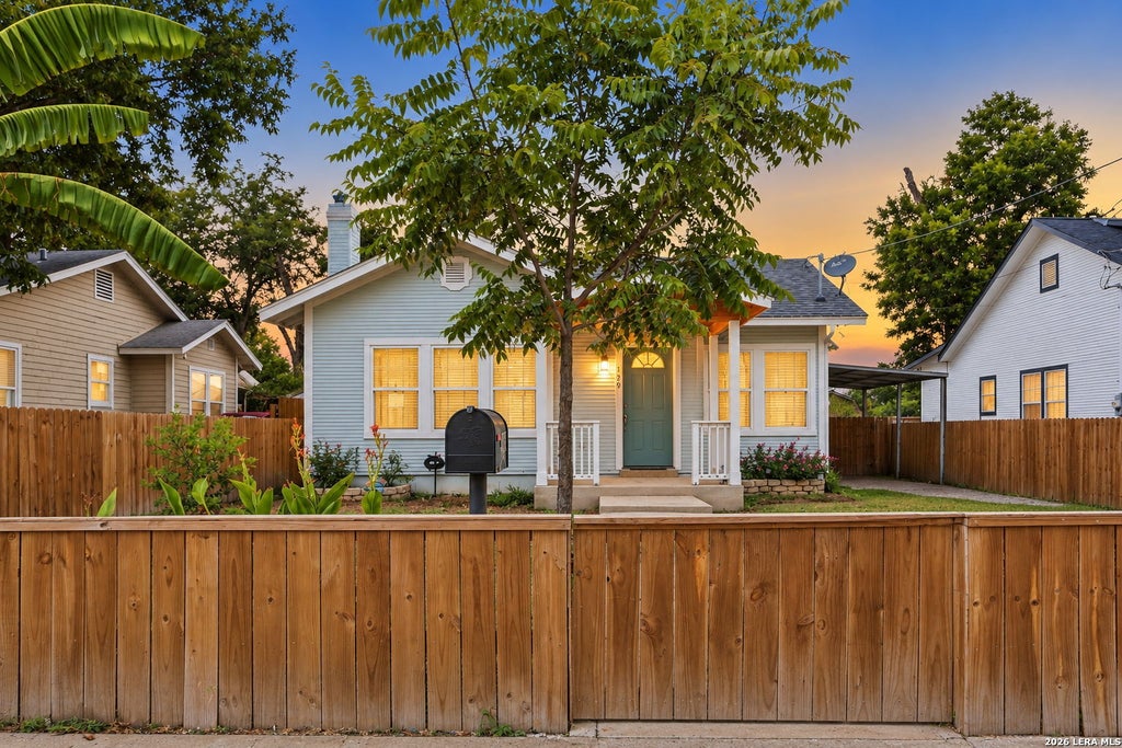 Photo of 129 Jeffrey, San Antonio, TX 78201 (MLS # 2018568)