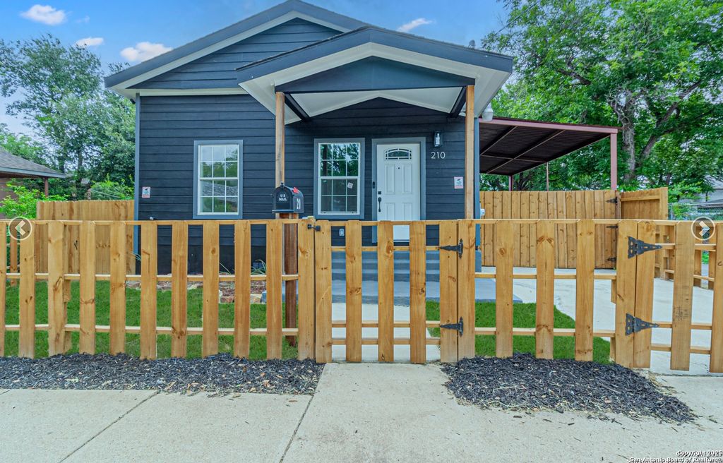 Photo of 210 N San Jacinto, San Antonio, TX 78207 (MLS # 1915334)