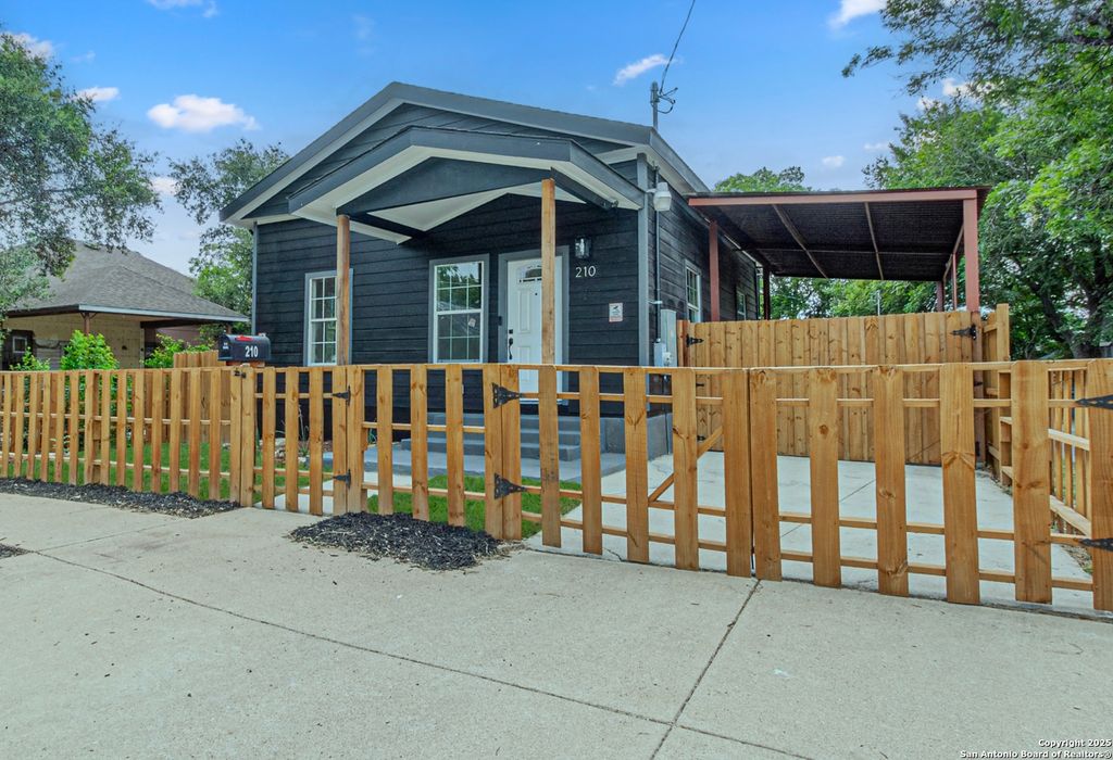 Photo of 210 N San Jacinto, San Antonio, TX 78207 (MLS # 1915334)