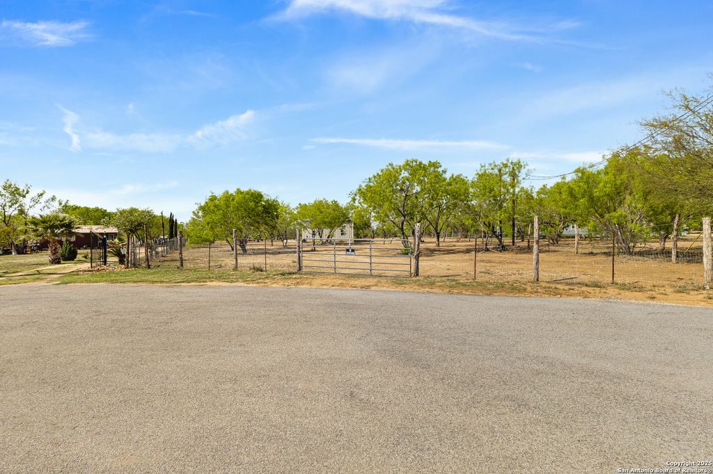 Photo of 128 county road 2672, Devine, TX 78016 (MLS # 1927621)