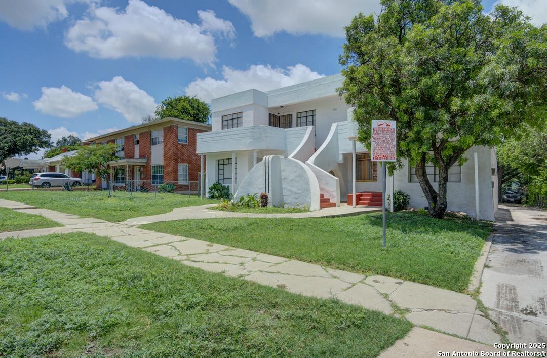 1509 W Woodlawn