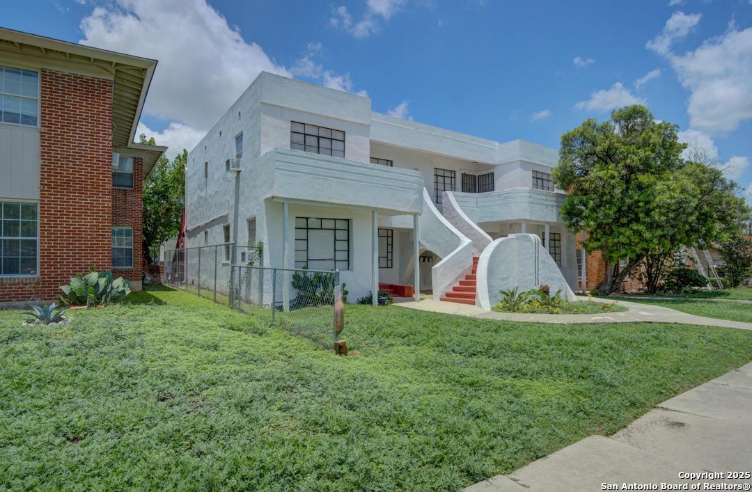 1509 W Woodlawn