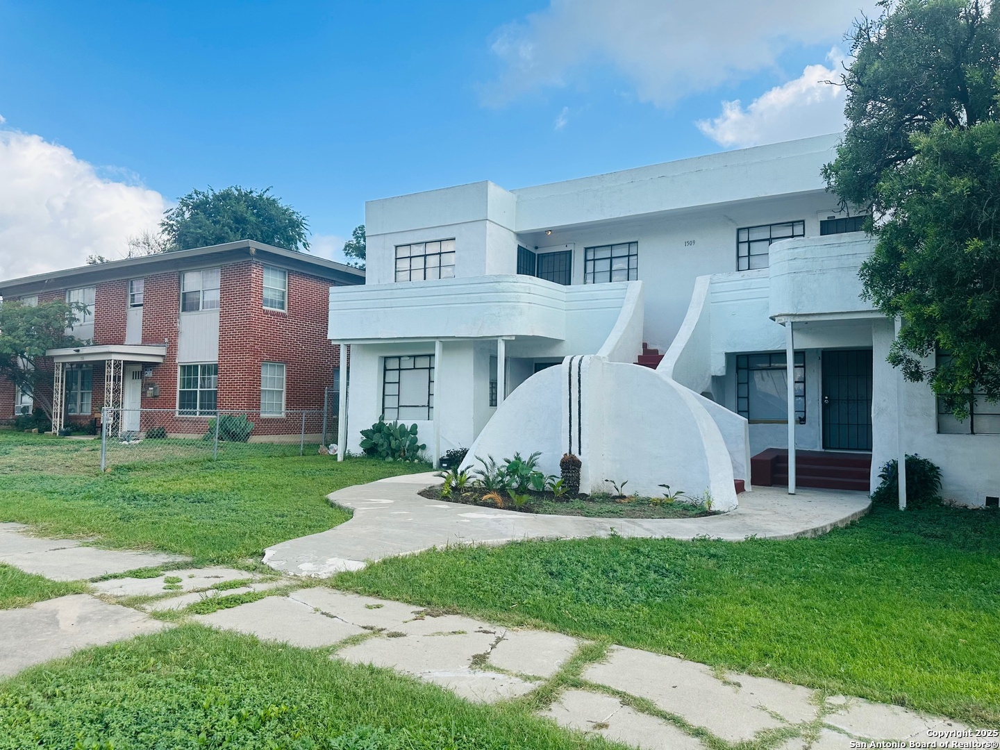 1509 W Woodlawn