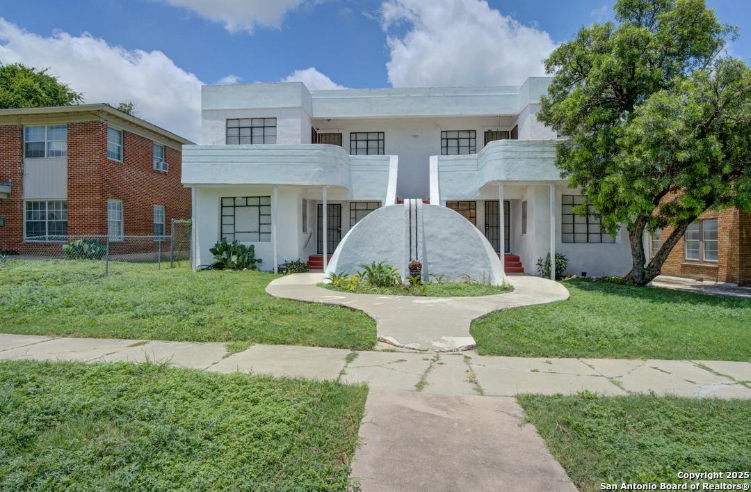 1509 W Woodlawn