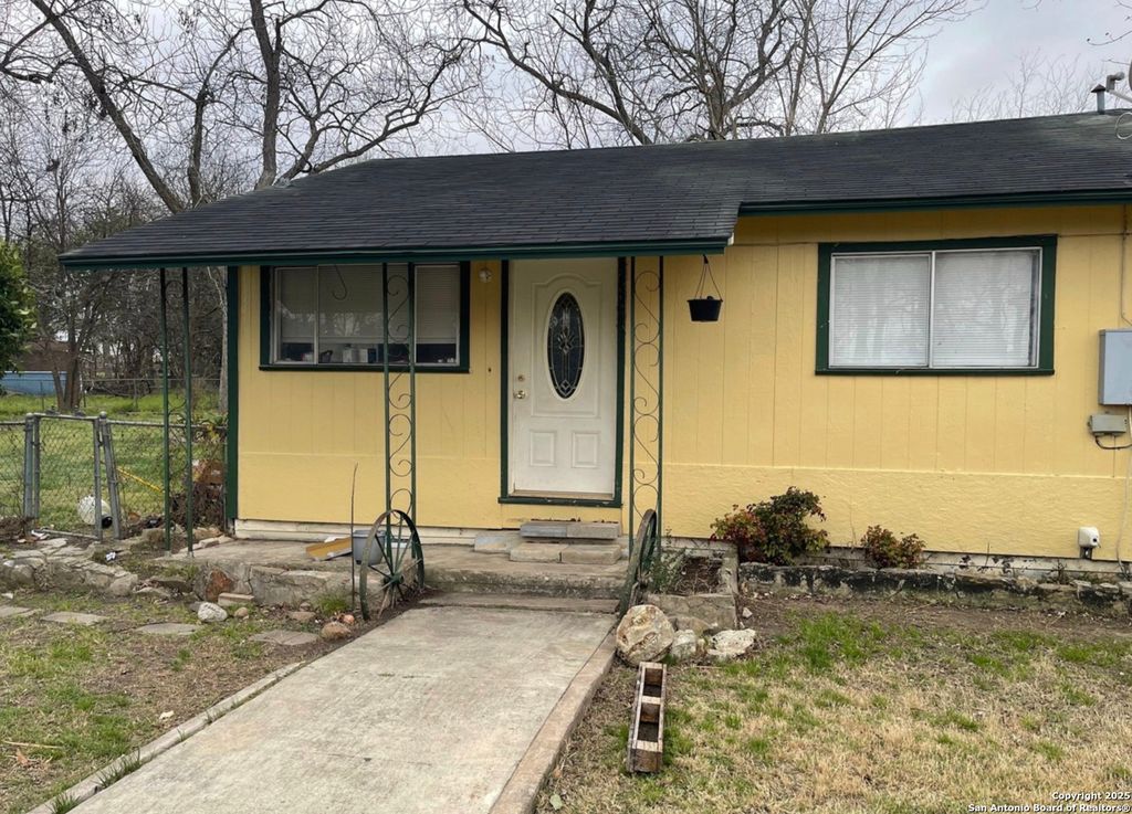 Photo of 220 S Live Oak, New Braunfels, TX 78130 (MLS # 1923369)