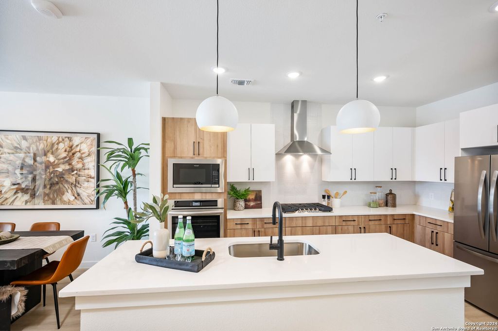 Photo of 719 E Locust St 2109 #2109, San Antonio, TX 78212 (MLS # 1920068)