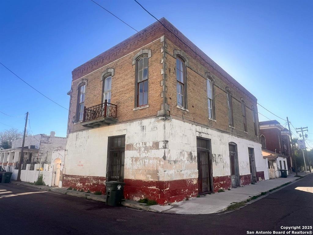 Photo 1 of 29 — 520 Davis Ave B, Laredo, TX 78040
