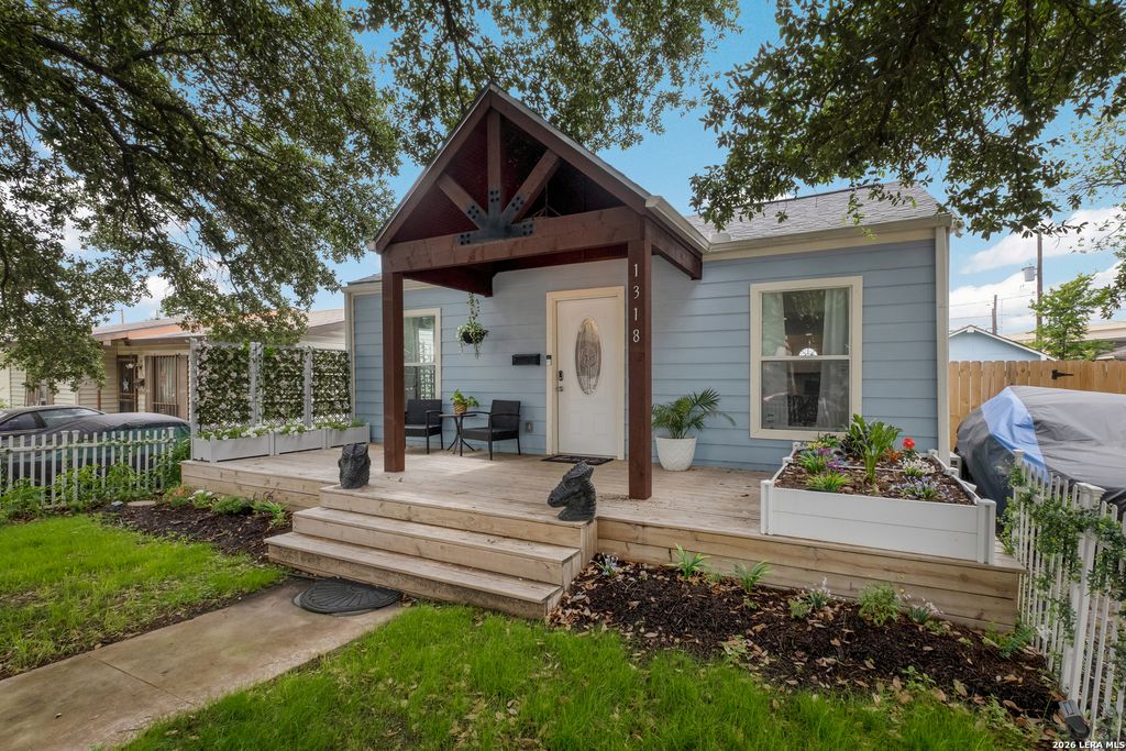 Photo of 1318 Edison Dr, San Antonio, TX 78201 (MLS # 1959060)