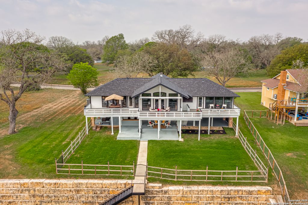 Photo of 46 E Hampton, Seguin, TX 78155 (MLS # 1959505)