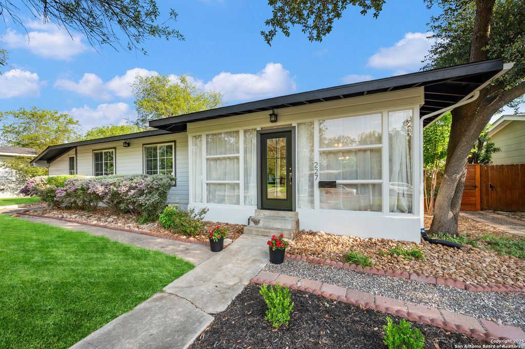 Photo of 227 Devonshire, San Antonio, TX 78209 (MLS # 1875117)