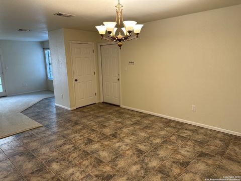 912 E St, Floresville, TX 78114 - #: 1818964