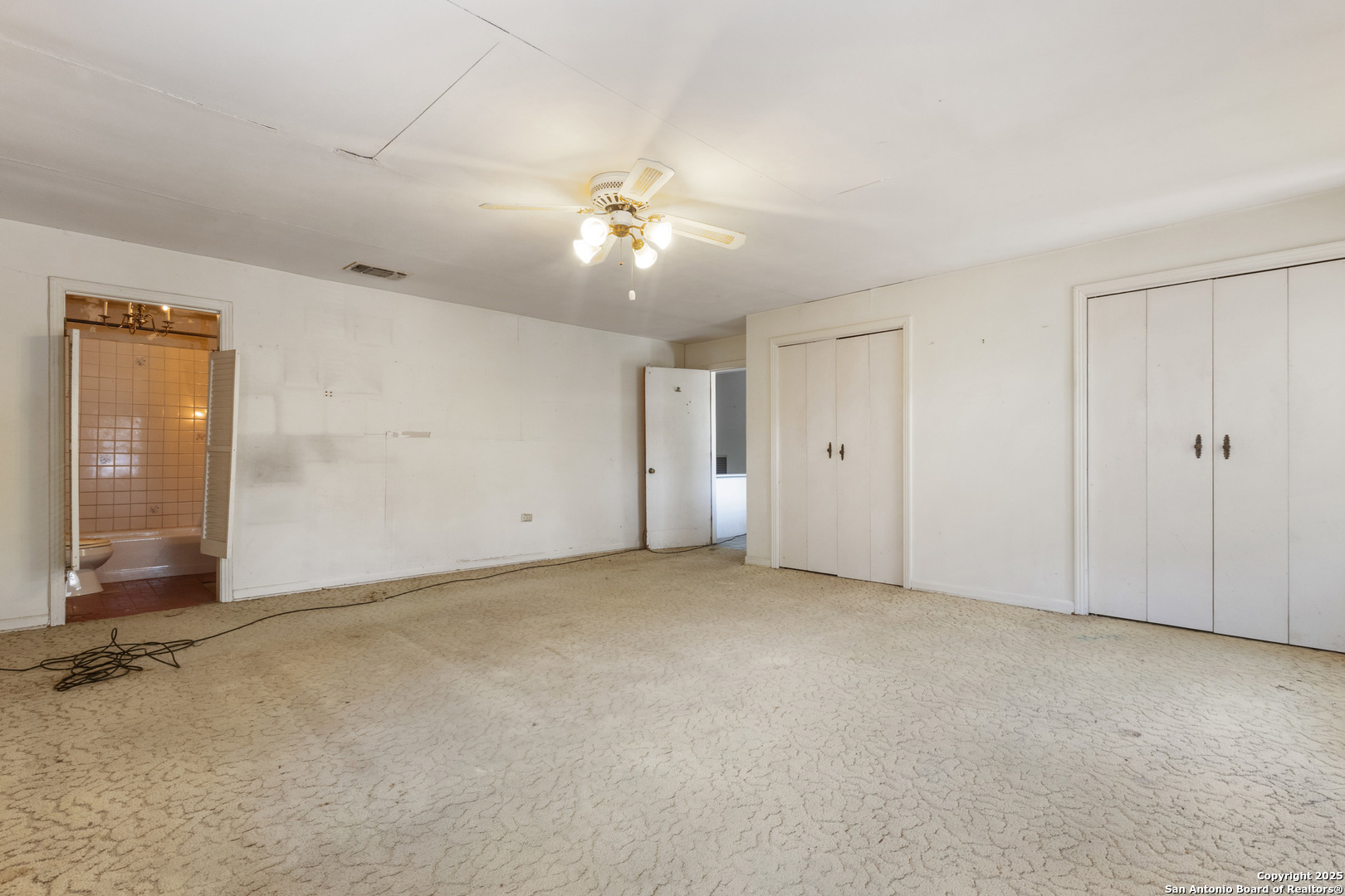 215 Oakleaf Dr