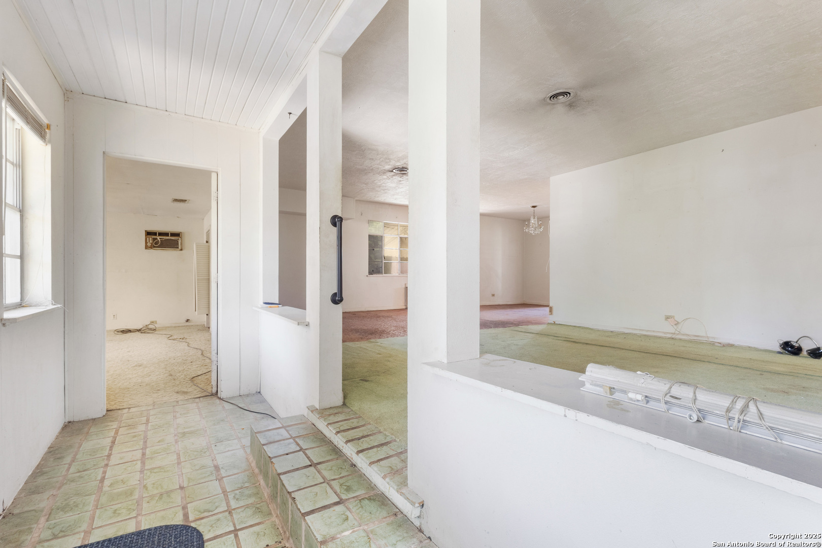 215 Oakleaf Dr