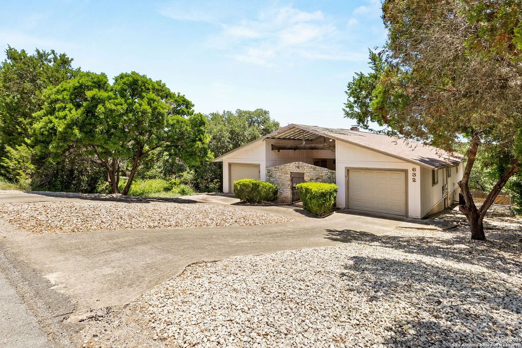 Photo of 632 Lake Forrest, Canyon Lake, TX 78133 (MLS # 1879844)