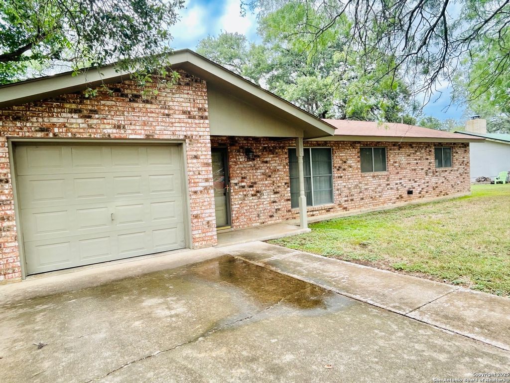 Photo of 204 Skylark Dr., Fredericksburg, TX 78624 (MLS # 1881735)