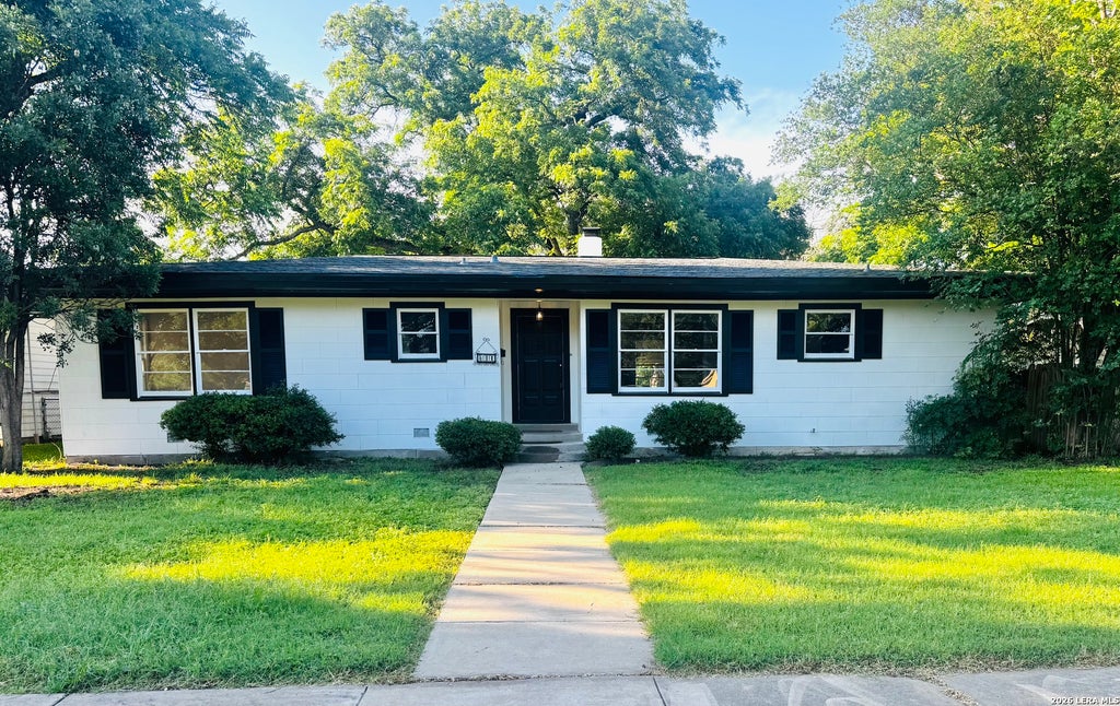 Photo of 841 Laurel St, Uvalde, TX 78801 (MLS # 1965680)