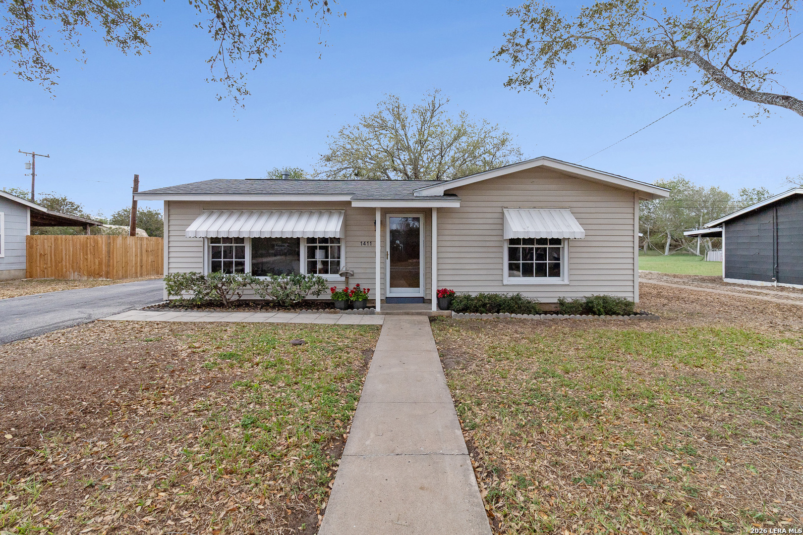 1411 E Corpus Christi St