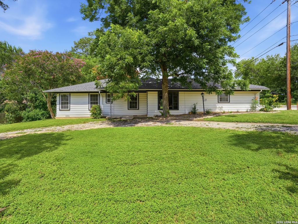 Photo of 402 Stardust Dr, San Antonio, TX 78228 (MLS # 1994204)