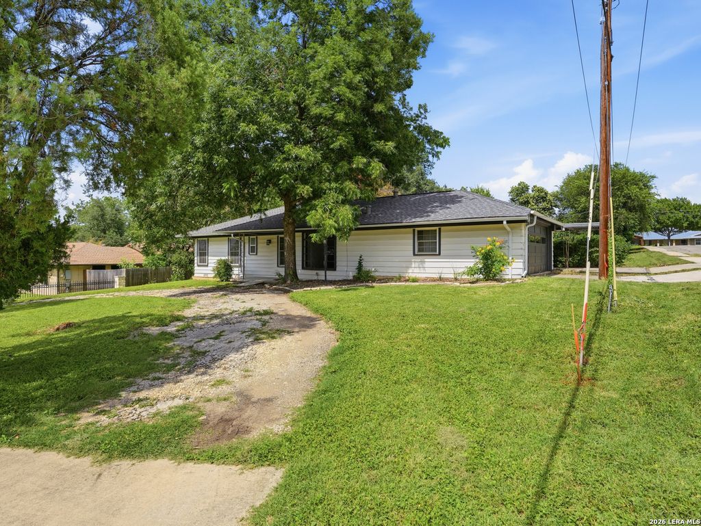 Photo of 402 Stardust Dr, San Antonio, TX 78228 (MLS # 1994204)