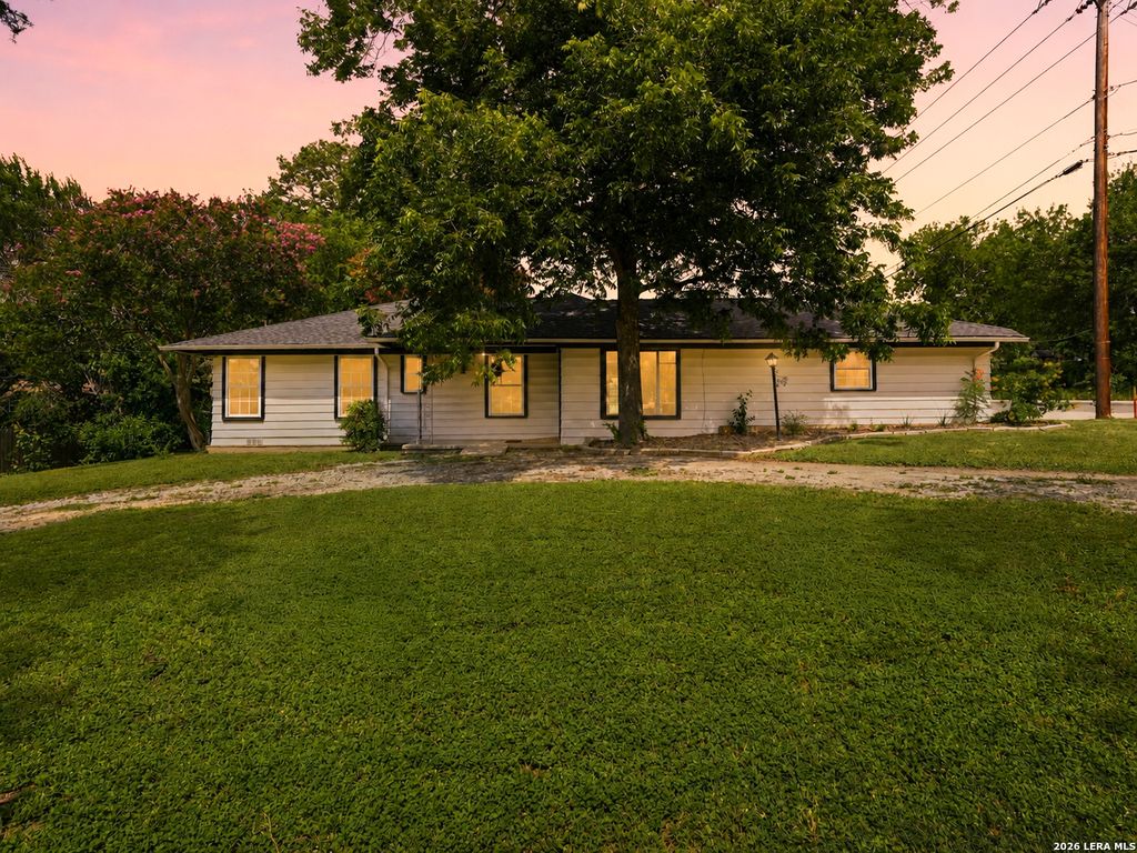 Photo of 402 Stardust Dr, San Antonio, TX 78228 (MLS # 1994204)