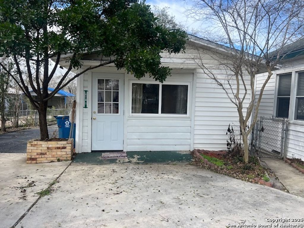 Photo of 1117 Standish, Floresville, TX 78114 (MLS # 1920257)