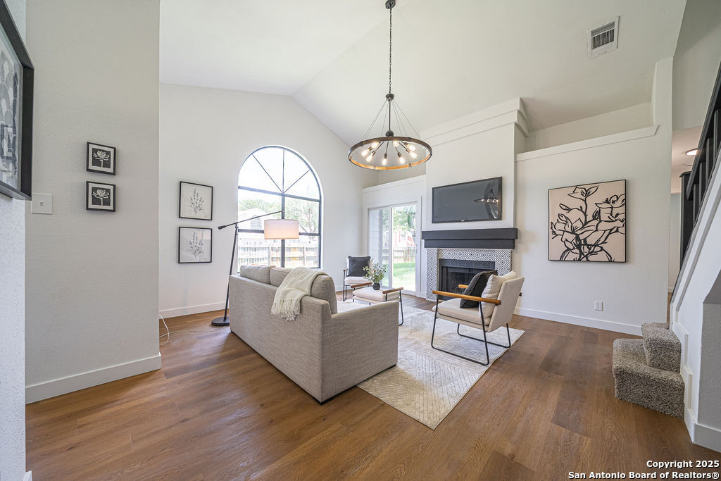 9302 Valley Hedge