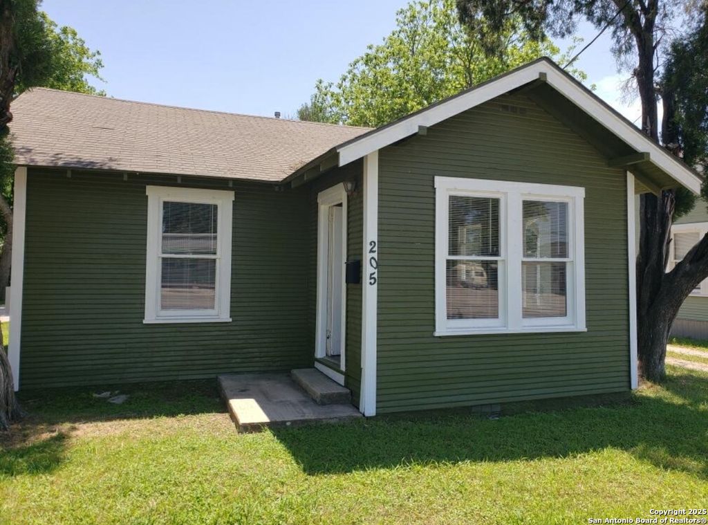 Photo of 205 E Kingsbury, Seguin, TX 78155 (MLS # 1911188)