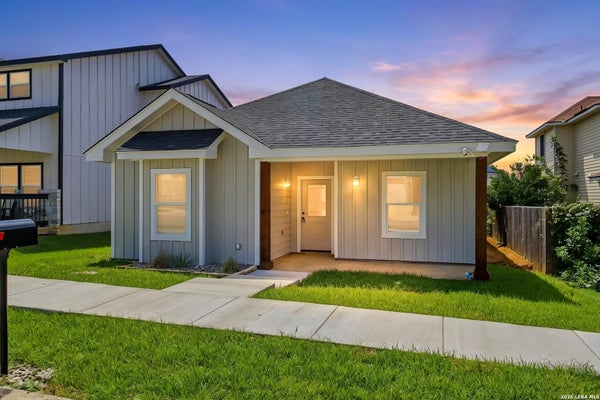 133 LARK HILL RD, FLORESVILLE, TX 78114 - Image 5992aa89b751e8f7880e1d02b0757b6f/4066563095
