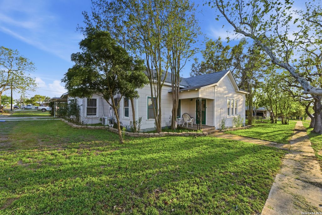 Photo of 211 E 4th St, Nixon, TX 78140 (MLS # 2001571)