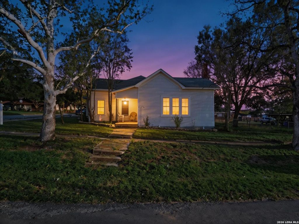 Photo of 211 E 4th St, Nixon, TX 78140 (MLS # 2001571)