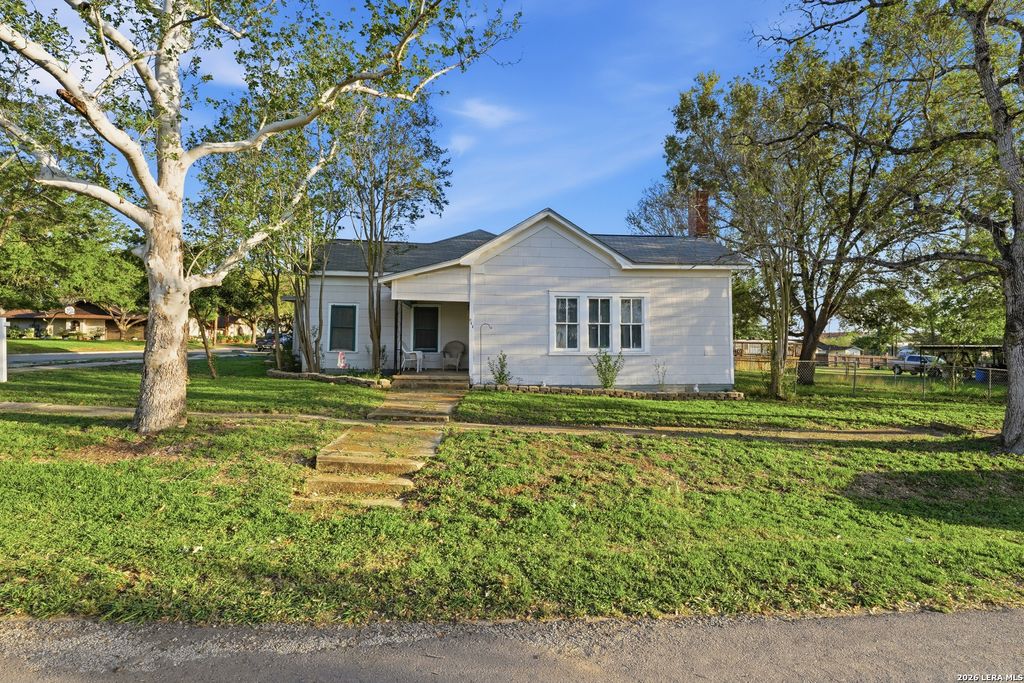 Photo of 211 E 4th St, Nixon, TX 78140 (MLS # 2001571)