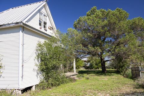 A home in Knippa