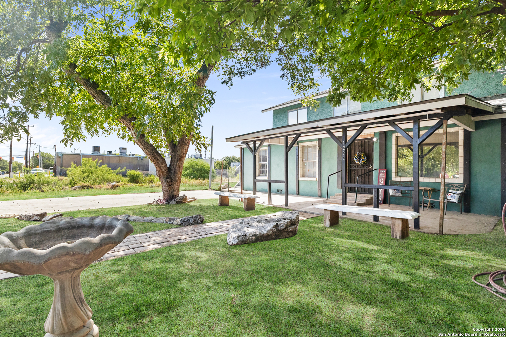 1222 W Harding